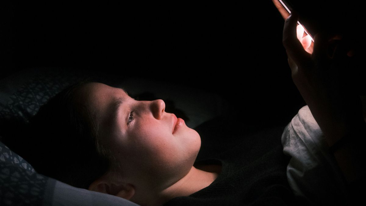 Especialistas recomendam evitar telas ao menos uma hora antes de deitar e criar rituais relaxantes, como leitura ou alongamentos, para melhorar a qualidade do sono. Unsplash/Kajetan Sumila