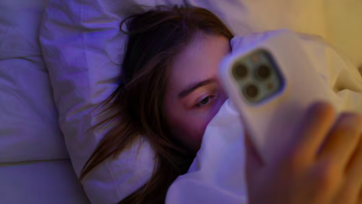 Aplicativos de monitoramento do sono e dispositivos vestíveis podem ajudar a identificar padrões de descanso e incentivar hábitos mais saudáveis antes de dormir. Freepik