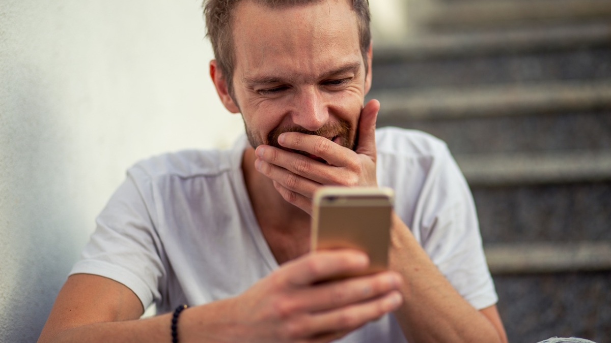 Atualizar informações, revisar palavras-chave e ativar o selo "Open to Work" no domingo pode aumentar a visibilidade do perfil no LinkedIn quando recrutadores retomam as buscas na segunda-feira