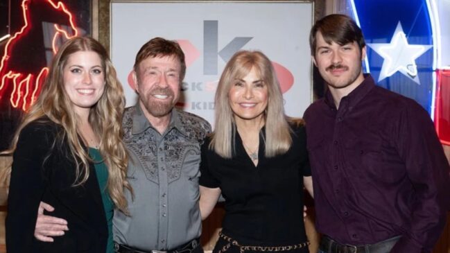 O astro Chuck Norris deixou uma herança milionária que será disputada por seus cinco filhos
