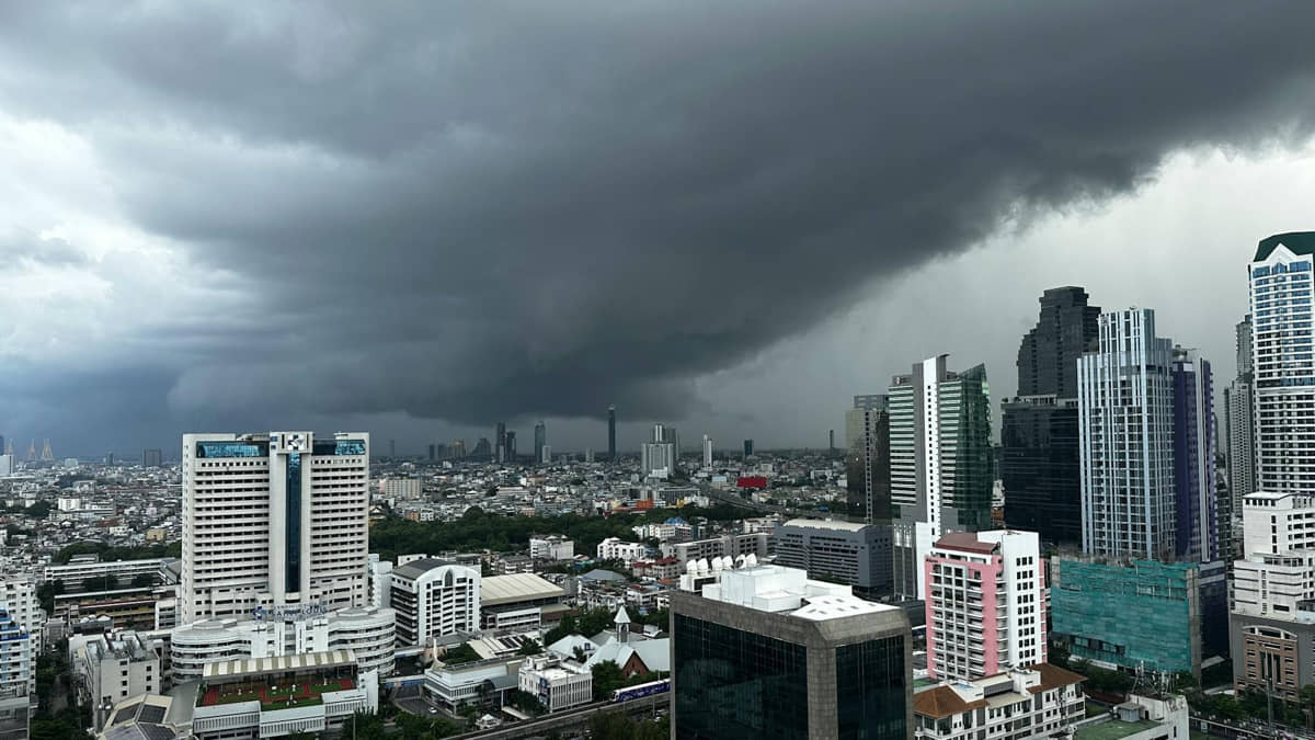 Grandes nuvens de tempestade se formando e deixando o céu cinza e ameaçador
