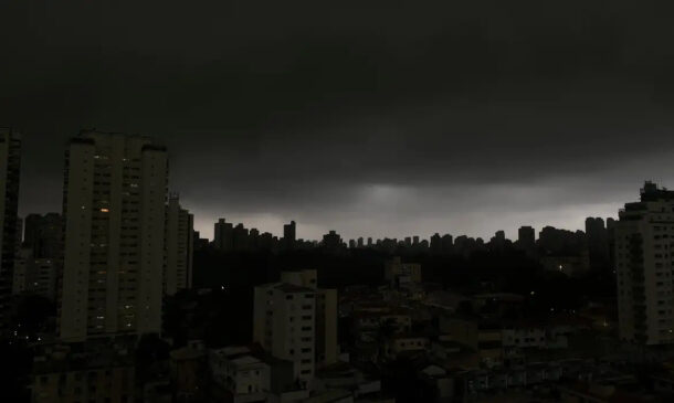 Nuvens carregadas cobrem o céu no sul do Brasil com chegada de frente fria e ciclone