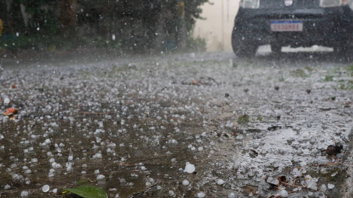 Chuva de granizo vista em asfalto durante o período da tarde