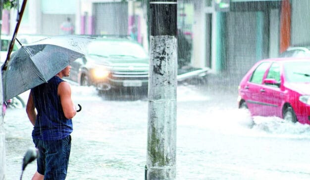 Ruas de Santos alagadas com chuvas fortes que caíram recentemente