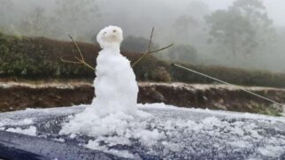 Meteorologistas dizem que é simplesmente a combinação atmosférica certa de ar polar intenso e umidade que torna esse fenômeno uma proposta rara quando se trata do território nacional