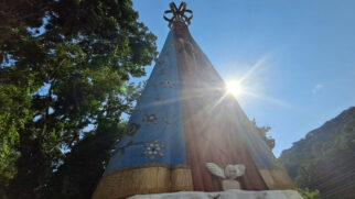 A obra monumental foi criada pela artista plástica Eduarda Belchior e instalada no local em 2006