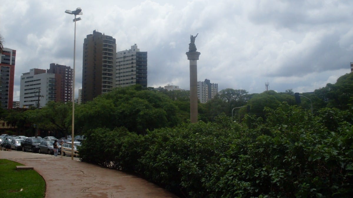 Conhecida pelo planejamento urbano, Maringá é considerada uma das cidades mais arborizadas do Brasil / José Claudio Marcott/Wikimedia Commons