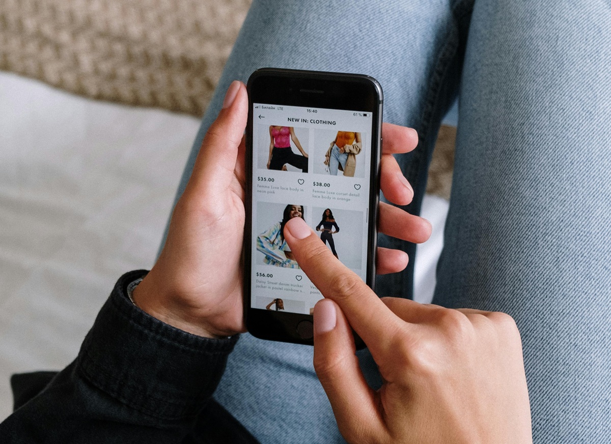 A facilidade reduz drasticamente o tempo entre o desejo e a decisão de compra