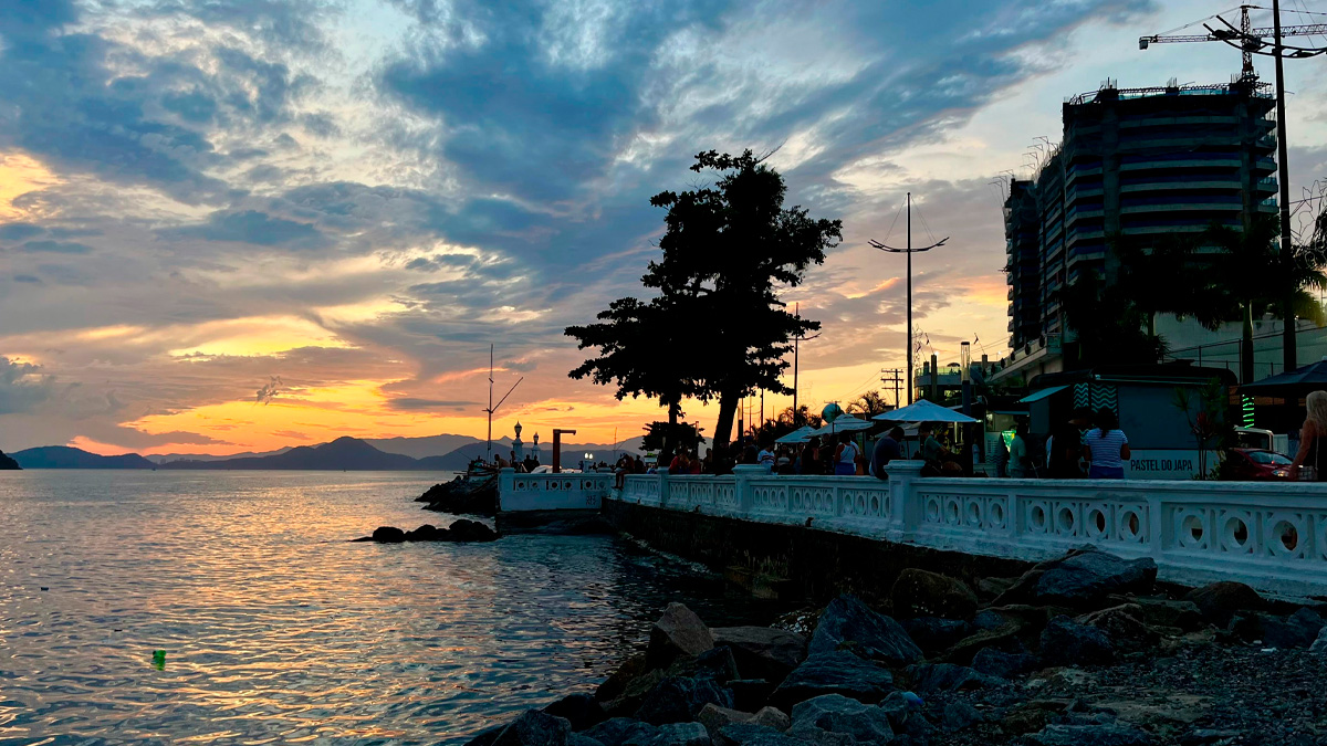 Esse é o caso de Santos, no litoral paulista, uma cidade que vai muito além do tradicional bate e volta.