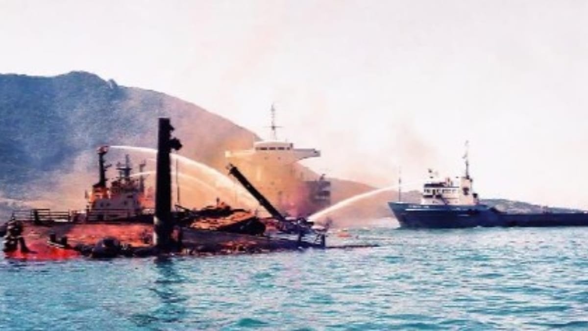 Fotografia do combate ao incêndio no Alina P / Acervo Jeannis M. Platon/Reprodução/Naufrágios de Ilhabela/PMI