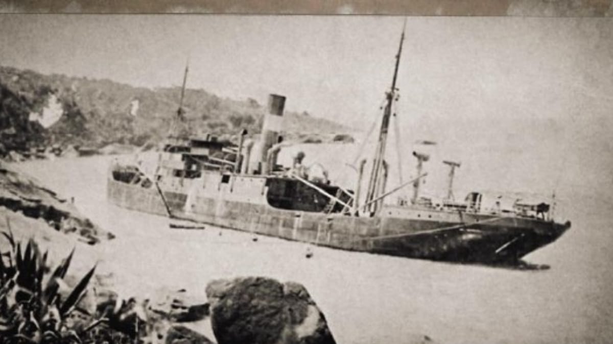 O Therezina encalhado / Acervo José Carlos Silvares/Reprodução/Naufrágios de Ilhabela/PMI
