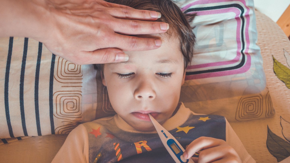 Quando a criança fica resfriada, descanso e hidratação costumam ser os primeiros cuidados recomendados / Pixabay