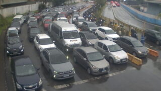 Motoristas e passageiros que utilizam o sistema de balsas no litoral de São Paulo enfrentam tempo de espera de até 35 minutos em algumas travessias na manhã desta quinta-feira