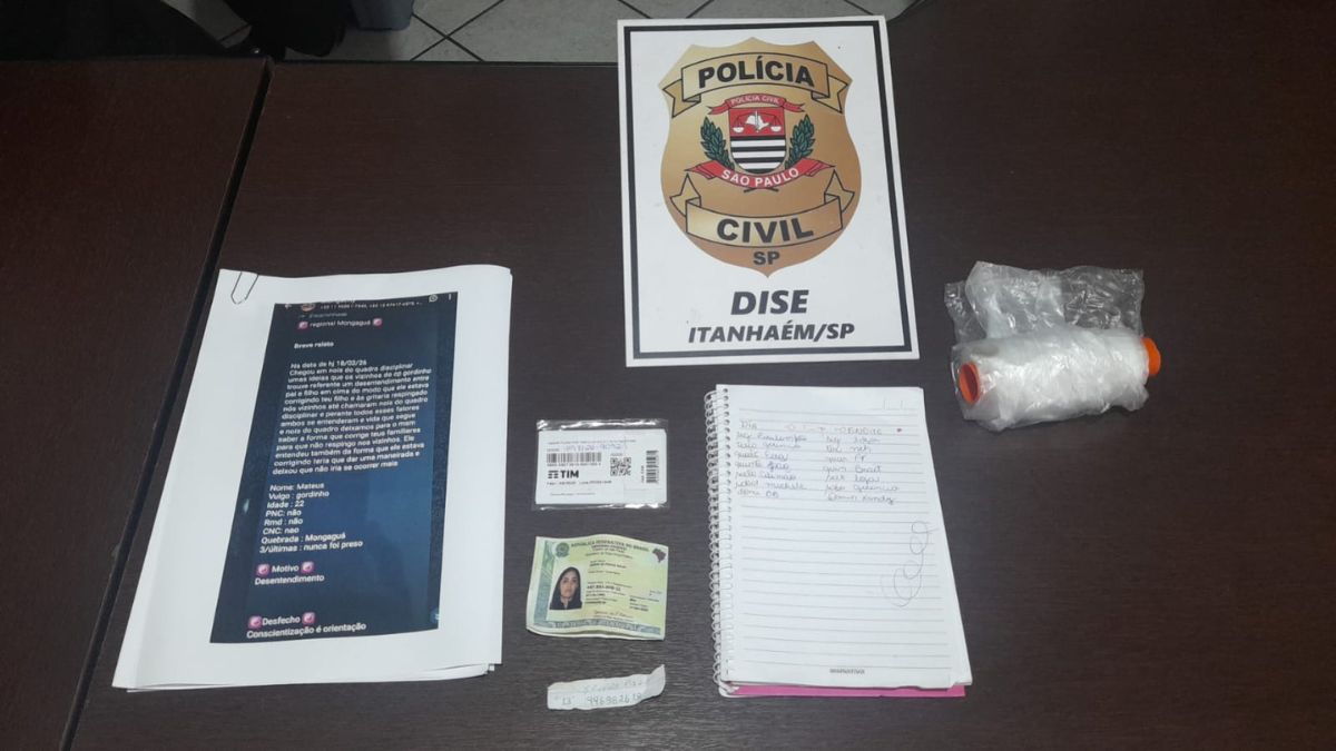 Dentre os materiais encontrados pela polícia estão o aparelho celular da suspeita, além de um caderno de anotações com registros da movimentação do tráfico de drogas. Divulgação/Polícia Civil