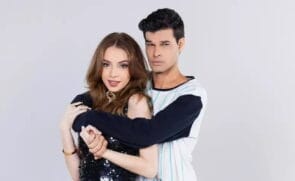 A atriz Fefe Schneider, de 23 anos, que interpretou Adriana personagem criada para representar as namoradas do vocalista Dinho Alves afirma ter presenciado episódios que considera difíceis de explicar durante as gravações