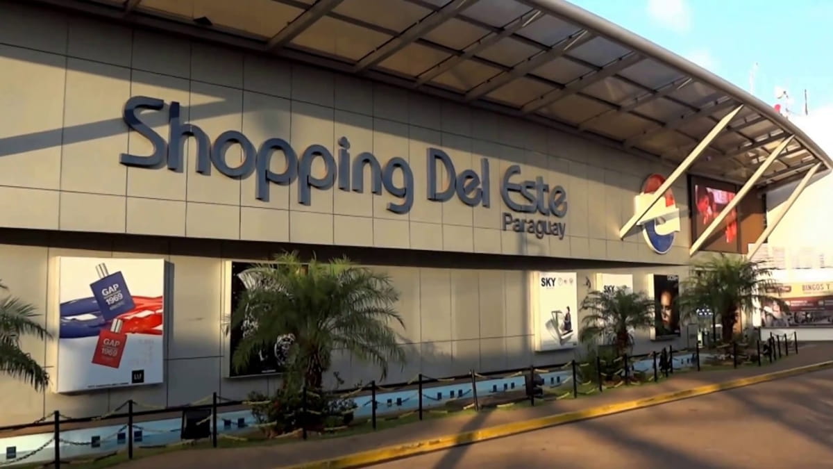 Outro ponto bastante movimentado é o Shopping Del Este, que reúne diversas lojas de eletrônicos, moda, acessórios e perfumes. Reprodução/Terra, Céu Mar Youtube
