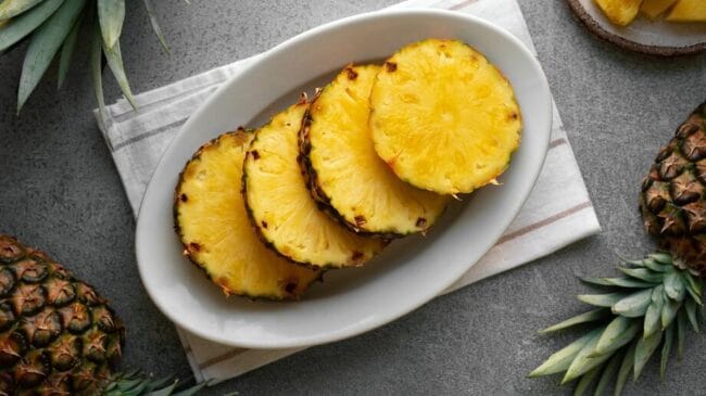Rico em água e fibras, o abacaxi contribui para a sensação de saciedade / Freepik