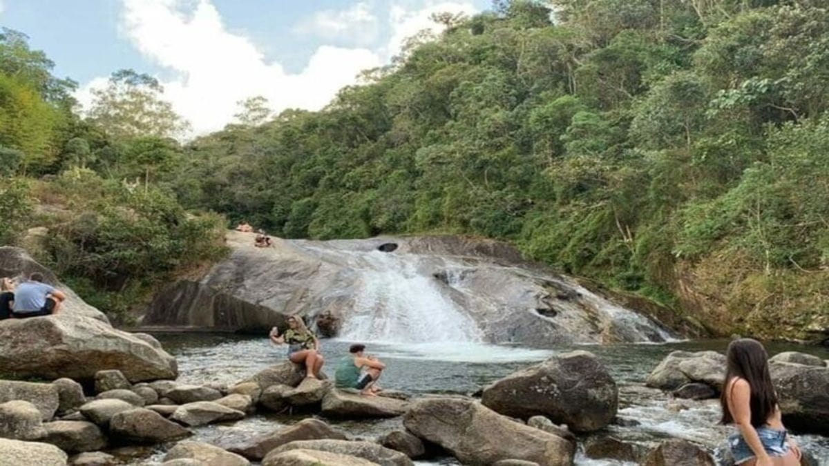A Cachoeira do Escorrega conta com um tobogã natural de pedra, além da queda conhecida como Véu de Noiva (Viscondedemaua.com.br/ Youtube/Reprodução)