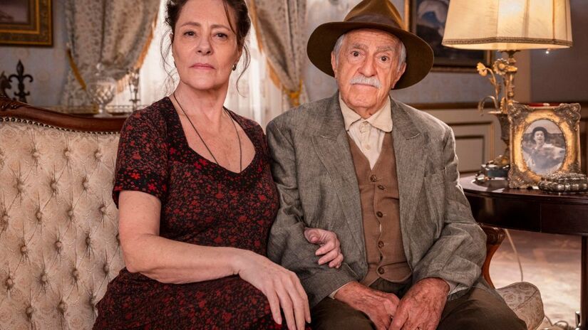 Cunegundes (Elizabeth Savala) e Quinzinho (Ary Fontoura) em 'Êta Mundo Melhor' / Globo/Fábio Rocha