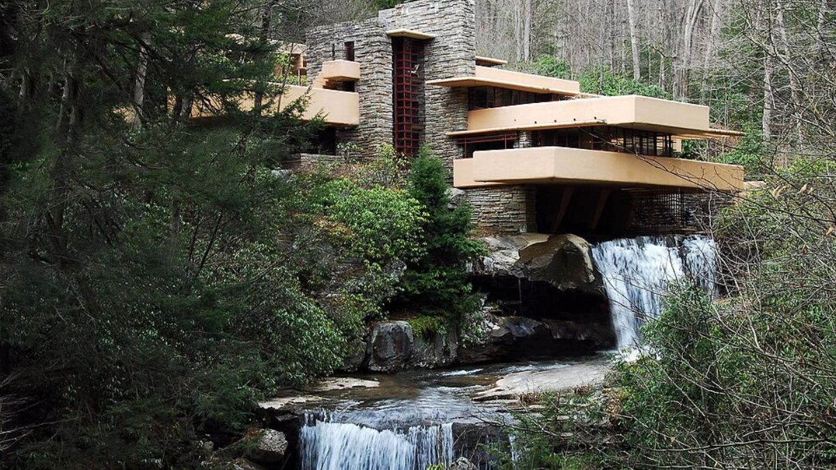 A Fallingwater é considerada uma das principais obras da arquitetura moderna