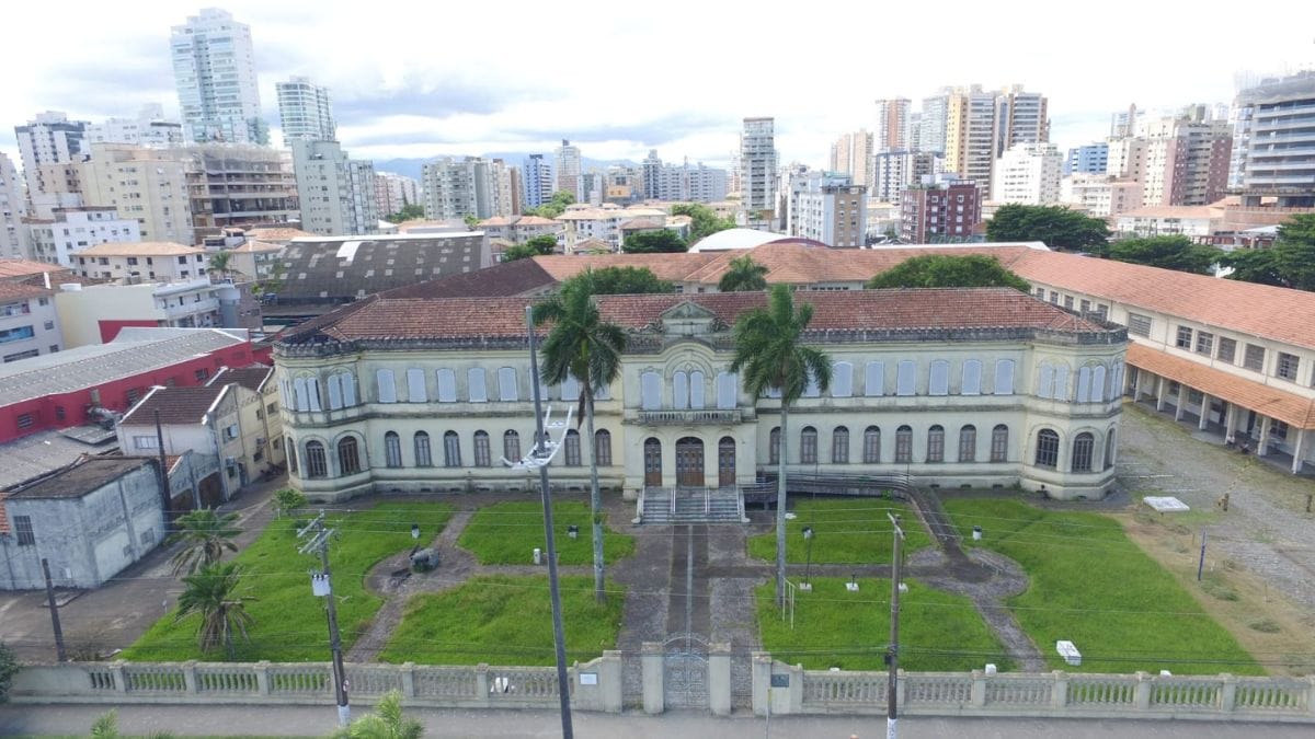 Ainda neste mês de março, será contratada a empresa responsável pelas obras de restauro da fachada, cobertura, portas, janelas e elementos arquitetônicos, sempre respeitando as características originais do local (Renan Lousada/DL)