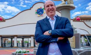 Fernando Fiszbein posa para foto na entrada do Hopi Hari, em Vinhedo, no interior de SP