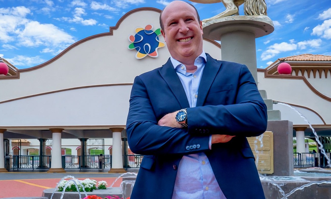 Fernando Fiszbein posa para foto na entrada do Hopi Hari, em Vinhedo, no interior de SP