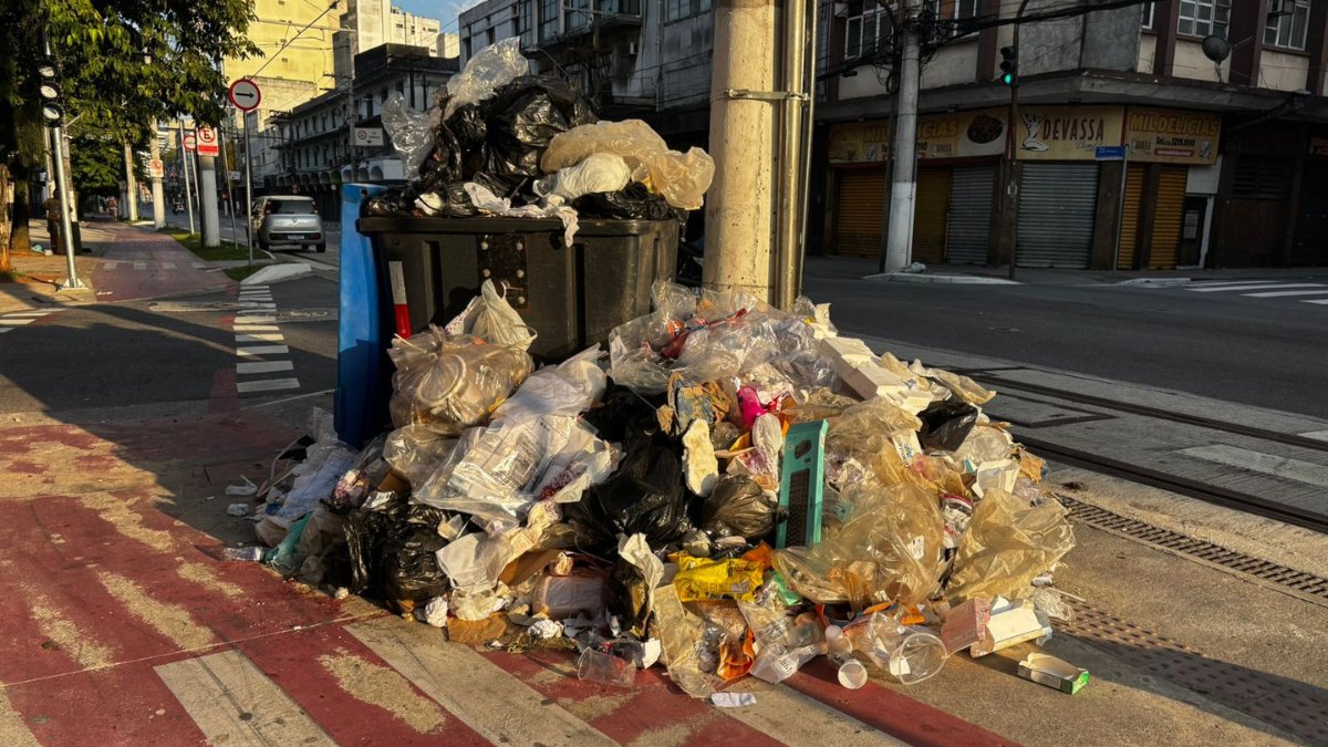 Com a coleta comprometida, contêineres transbordando e sacos de lixo espalhados pelas calçadas começam a preocupar os moradores