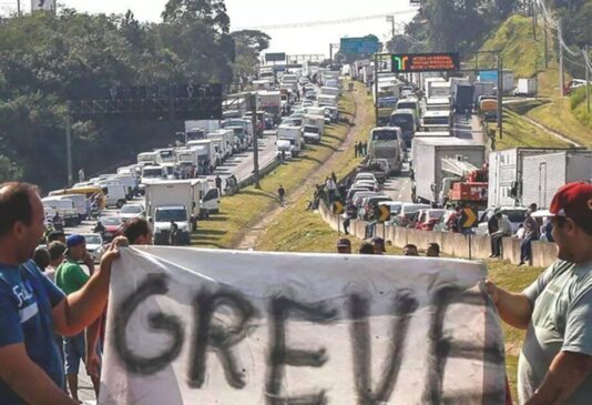 Transporte de cargas pode ser interrompido em todo o país, afetando abastecimento, preços e a rotina da região portuária
