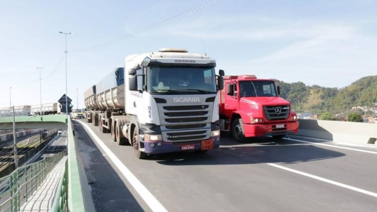 Caminhoneiros começam greve de 24 horas no Porto de Santos