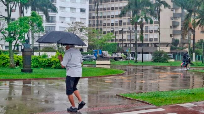 A chuva forte deve voltar ao litoral norte e Baixada Santista neste domingo