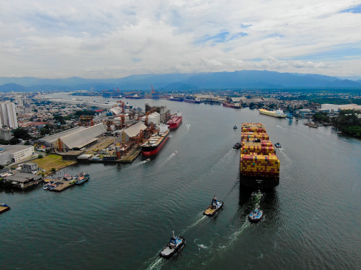 Autoridade Portuária monitora o cenário internacional, mas afirma que não há impactos diretos nas rotas marítimas nem nas escalas de navios até o momento