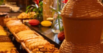 A grande torre de chocolate está disponível em diversos momentos do dia e da noite