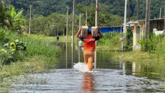 Equipes acessam regiões de difícil acesso no Jardim Praia Grande para distribuir mantimentos enquanto nível da água recua na área rural