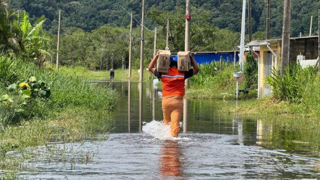Equipes acessam regiões de difícil acesso no Jardim Praia Grande para distribuir mantimentos enquanto nível da água recua na área rural