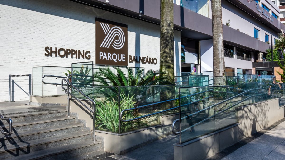 Professora Isabela Panza comanda aulas indoor e vivência no mar para 60 mulheres no Gonzaga