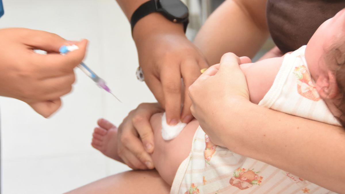 Nirsevimabe é aplicado em prematuros na maternidade; gestantes também têm vacina disponível