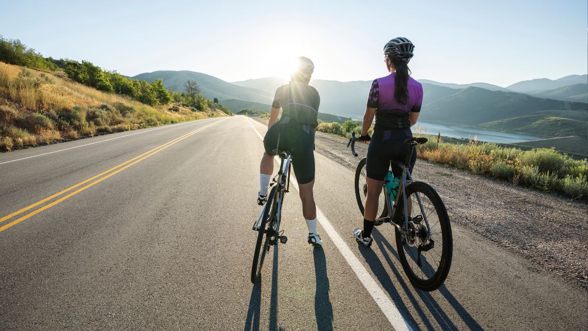 A road bike é um tipo de bicicleta projetada para velocidade e eficiência em asfalto