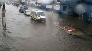 Conhecida pelos problemas históricos em dias de chuva forte, a via registrou congestionamento durante toda a manhã desta terça-feira (10).