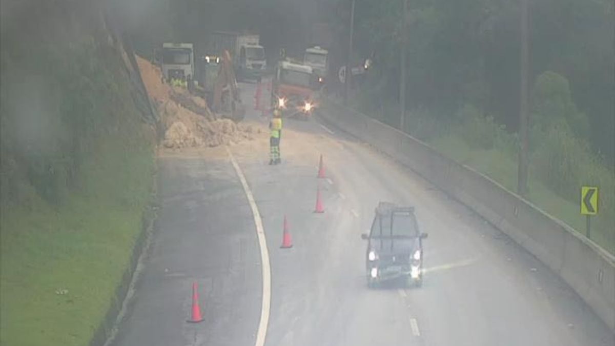 Via foi interditada na manhã desta sexta (13) e liberada no início da tarde com tráfego apenas pela faixa esquerda; acumulado de chuvas chega a 50mm