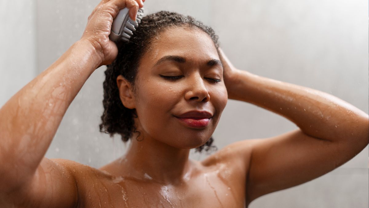 A Harvard Health Publishing esclarece que tomar banho todos os dias costuma ser apenas um hábito cultural