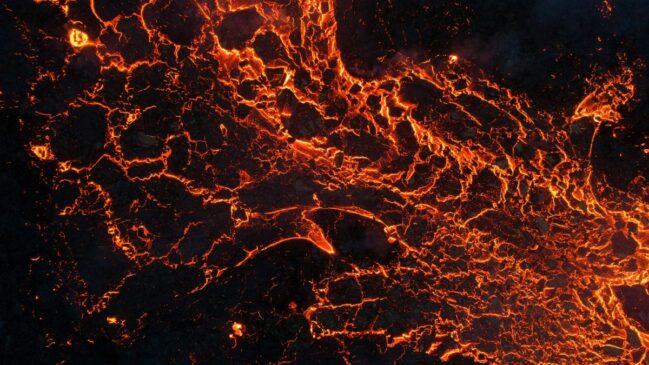 studo publicado na Nature Astronomy revela que o exoplaneta tem oceano global de magma com milhares de quilômetros de profundidade e núcleo possivelmente fundido.