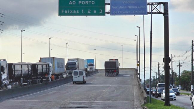 Alunos da Guarda Portuária em formação atuam em parceria com a Semob para ordenar fluxo de caminhões na região