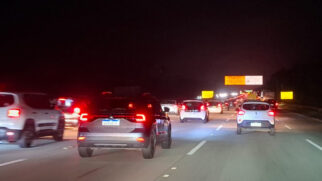 Na Rodovia dos Imigrantes, a descida para o litoral exige paciência dos motoristas em dois trechos específicos