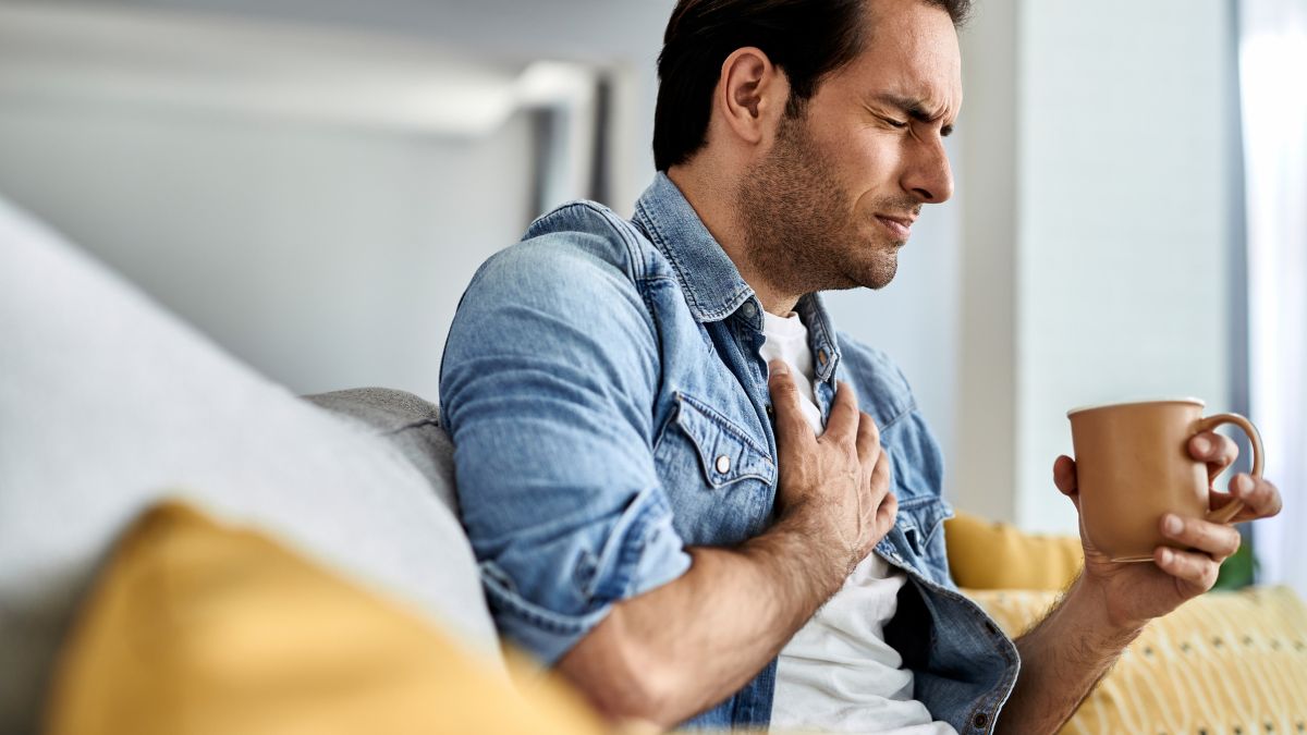 Dor ou pressão no centro do peito é um dos sintomas mais comuns do infarto do miocárdio /Freepik