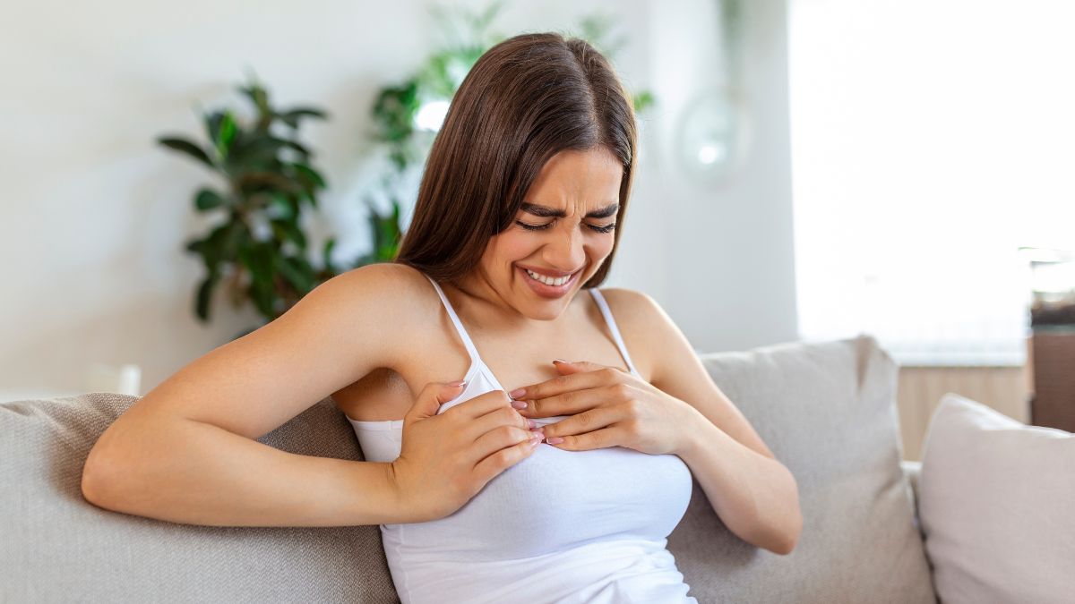 Dor ou pressão no centro do peito é um dos sintomas mais comuns do infarto do miocárdio /Freepik