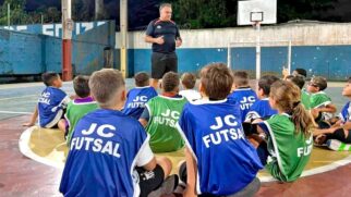 O professor e treinador Jean Carlos Mendonça, filho do falecido Careca, em treino da sua escolinha de futsal