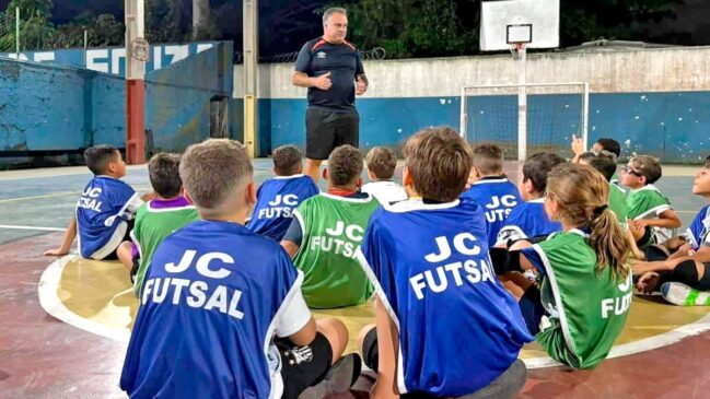 O professor e treinador Jean Carlos Mendonça, filho do falecido Careca, em treino da sua escolinha de futsal