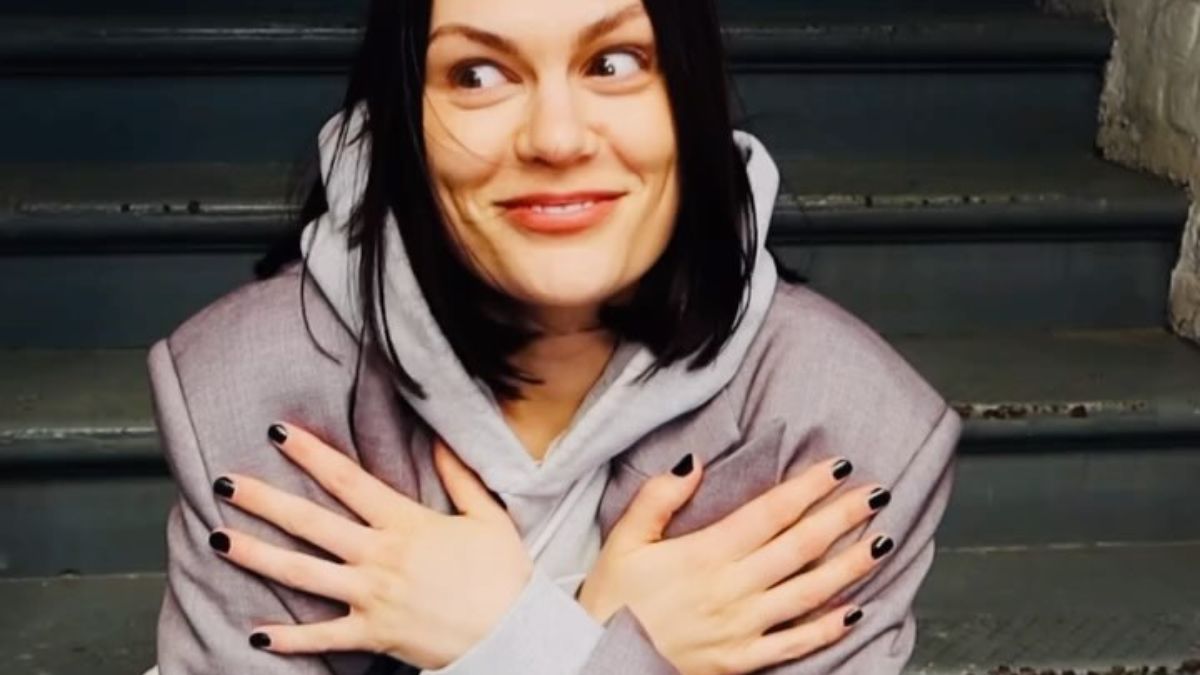 A cantora Jessie J foi hospitalizada no sábado (21) após bater a cabeça na China