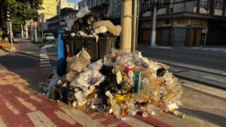 A paralisação de trabalhadores da limpeza urbana já começa a refletir diretamente no dia a dia da população de Santos.